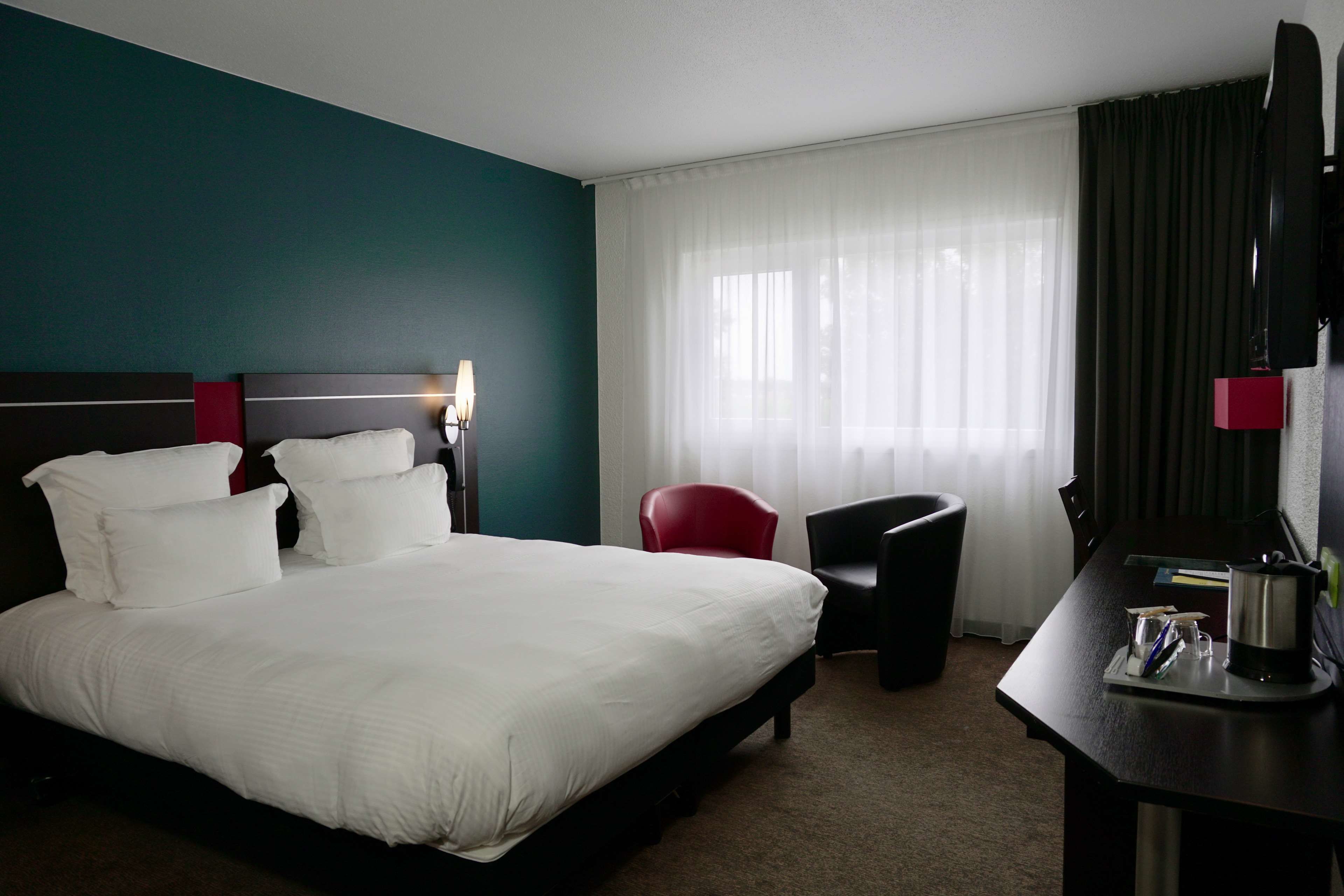 Classic Room, 1 King Bed (King) | Premium bedding, in-room safe, desk, blackout drapes