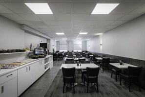 Tägliches kontinentales Frühstück (18.50 EUR pro Person)