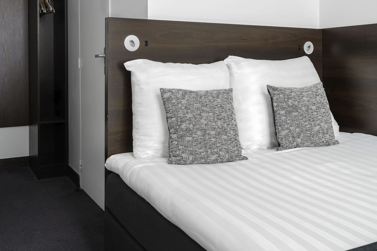 Small Double Room | 房內夾萬、書桌、手提電腦工作空間、熨斗/熨衫板