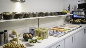 Ein Buffet mit verschiedenen Speisen und Beilagen.