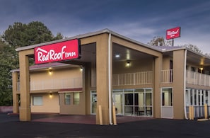 A Red Roof Inn with a two-story structure, a covered entrance, and a visible balcony on the upper floor. - Red Roof Inn Acworth - Emerson/ LakePoint South (Acworth)