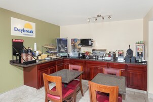 Café da manhã para viagem grátis todos os dias
