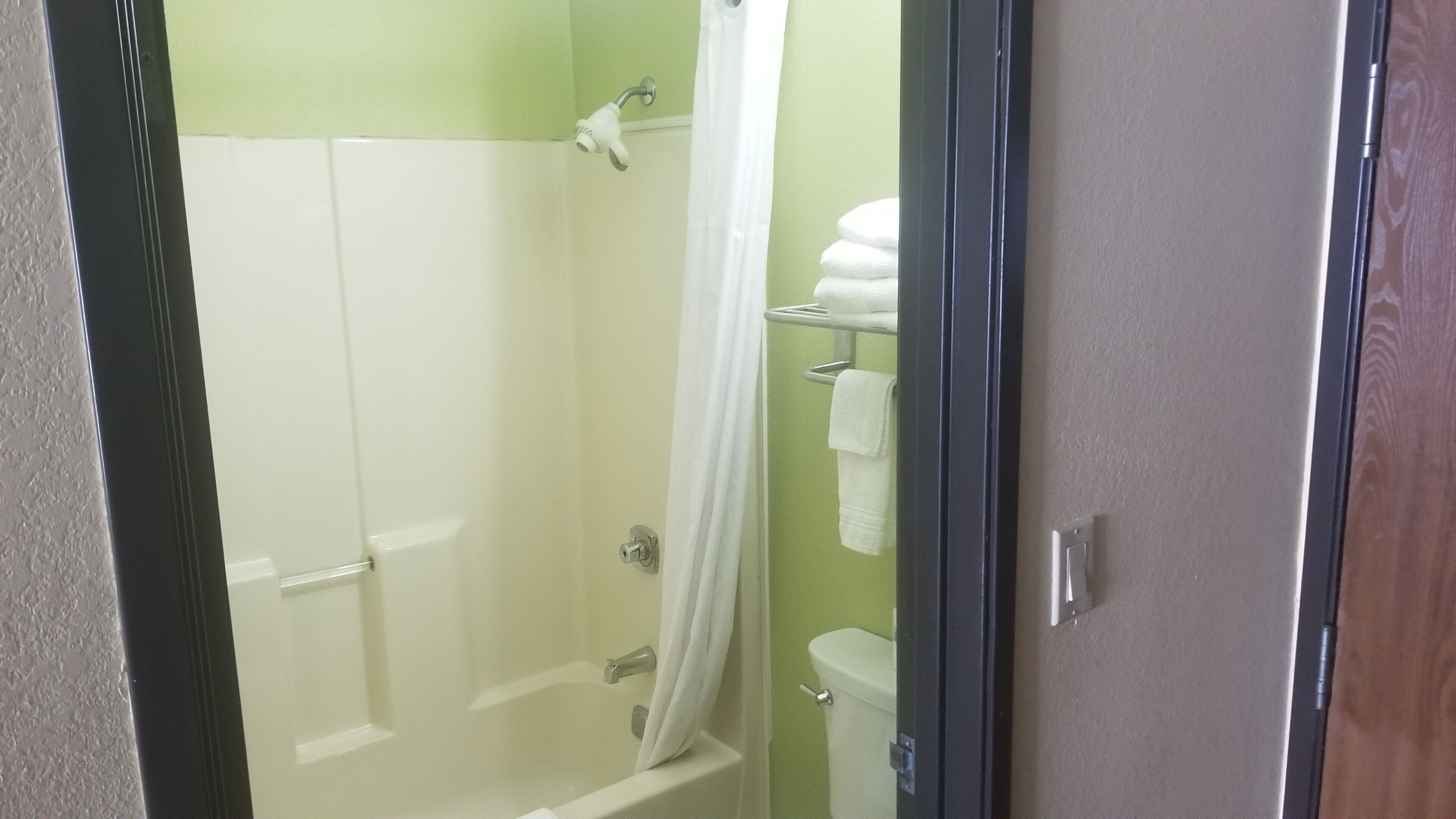 Combined shower/tub, hair dryer, towels