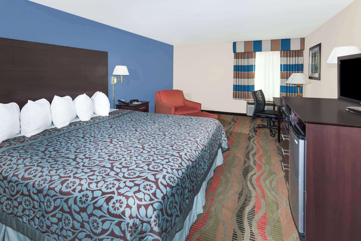 Standard Room, 1 King Bed, Non Smoking | Desk, iron/ironing board, free cribs/infant beds, free WiFi