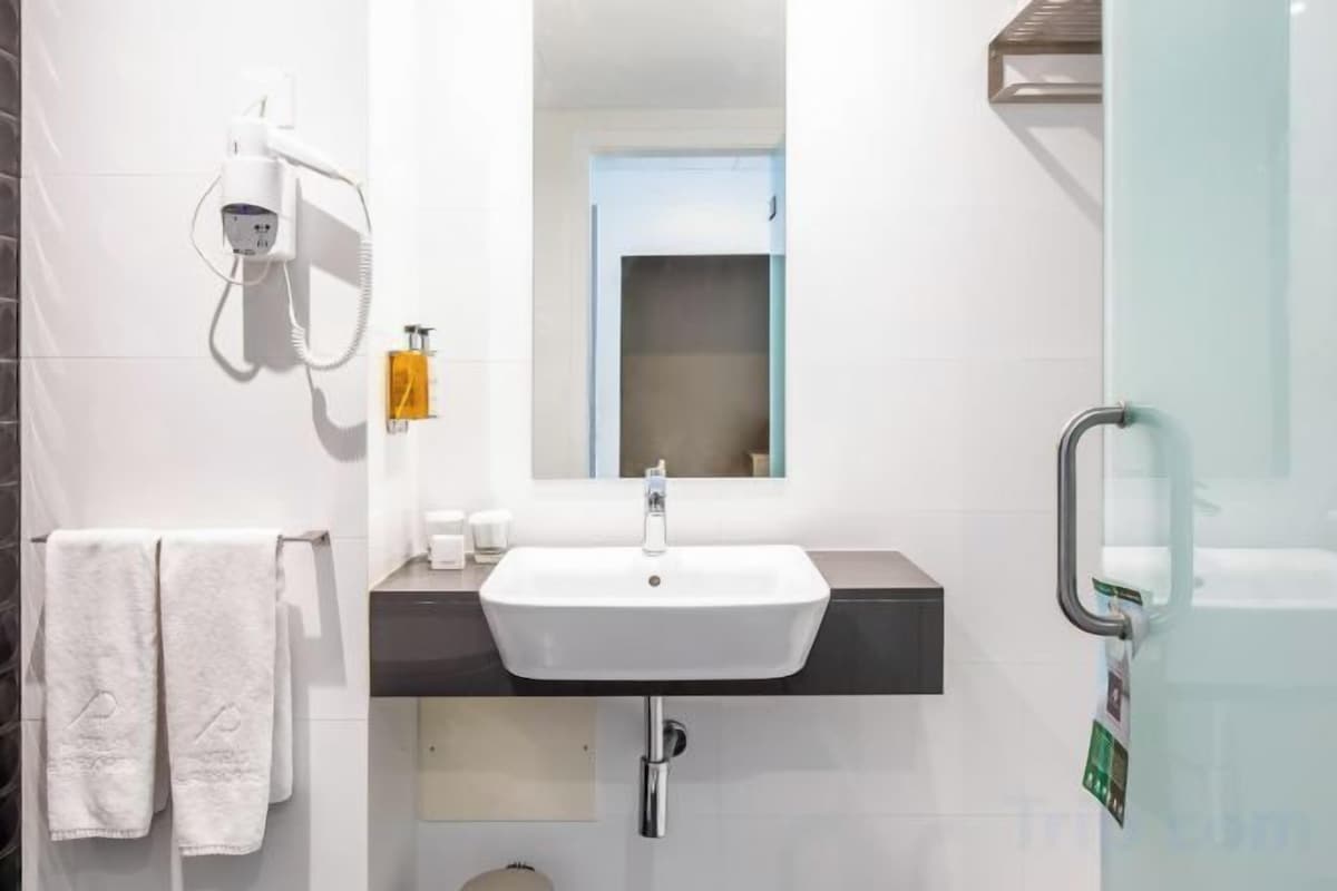 Shower, free toiletries, hair dryer, bidet