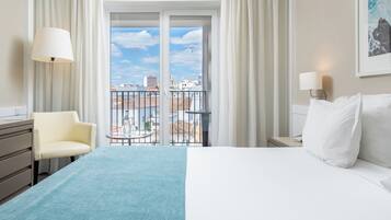 1 chambre, minibar, coffres-forts dans les chambres, bureau