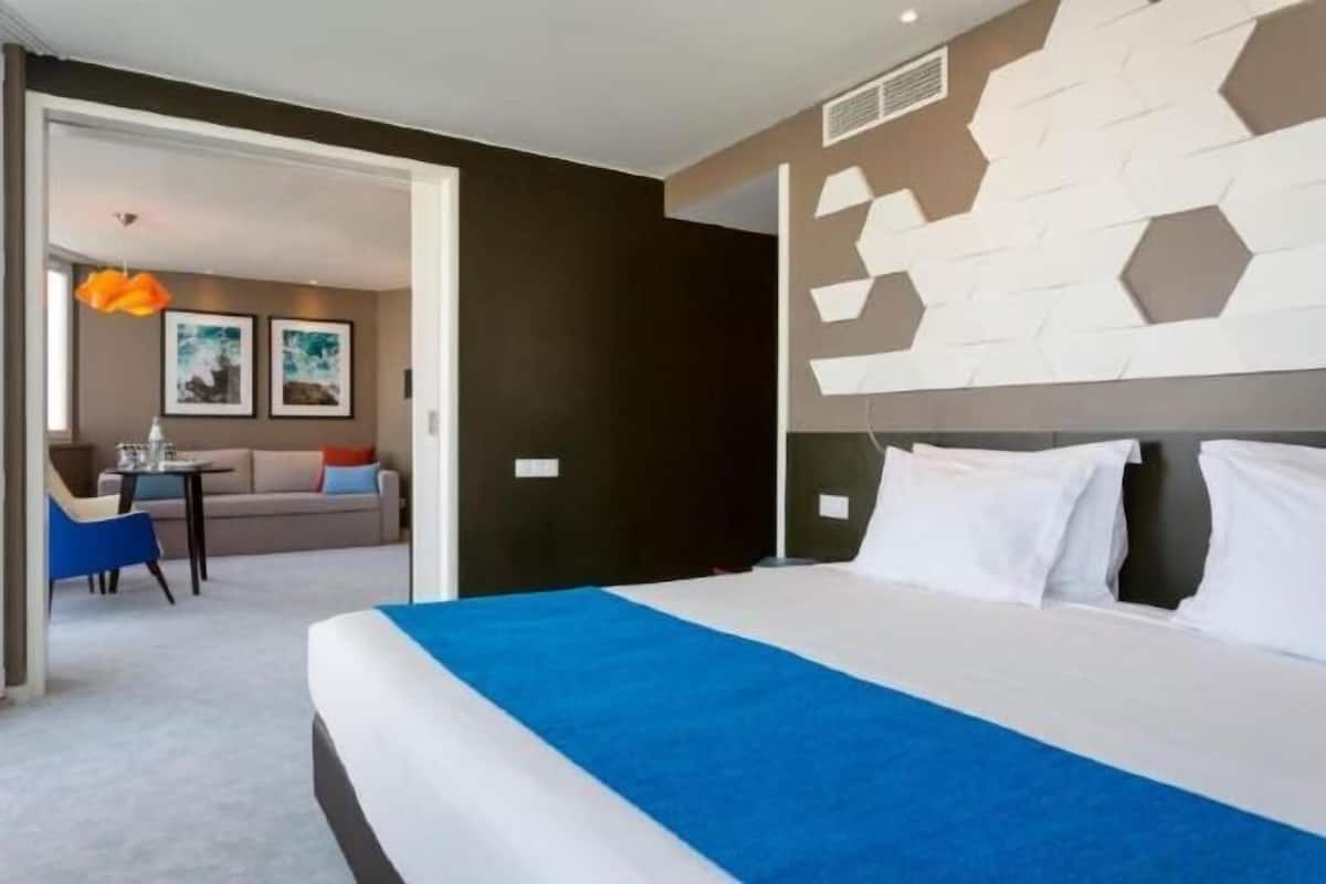 Minibar, coffres-forts dans les chambres, bureau, rideaux occultants