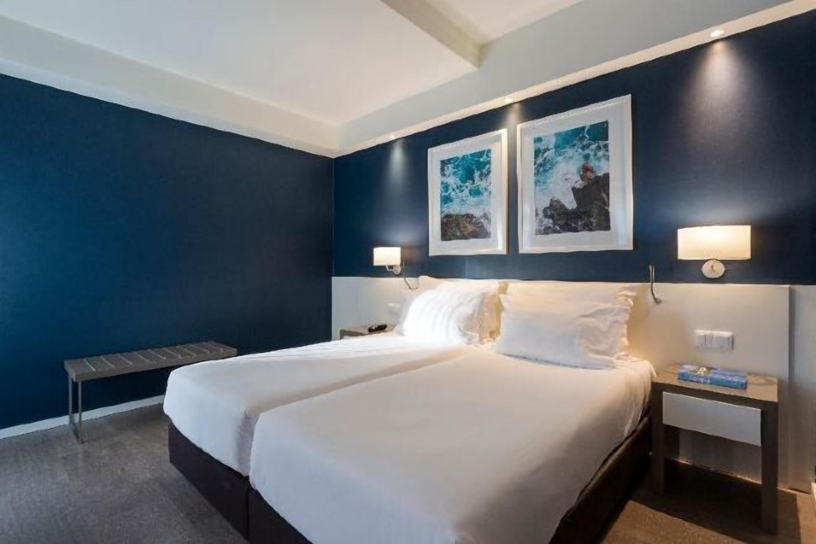 Minibar, coffres-forts dans les chambres, bureau, rideaux occultants