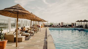 Piscine extérieure (ouverte en saison), parasols de plage