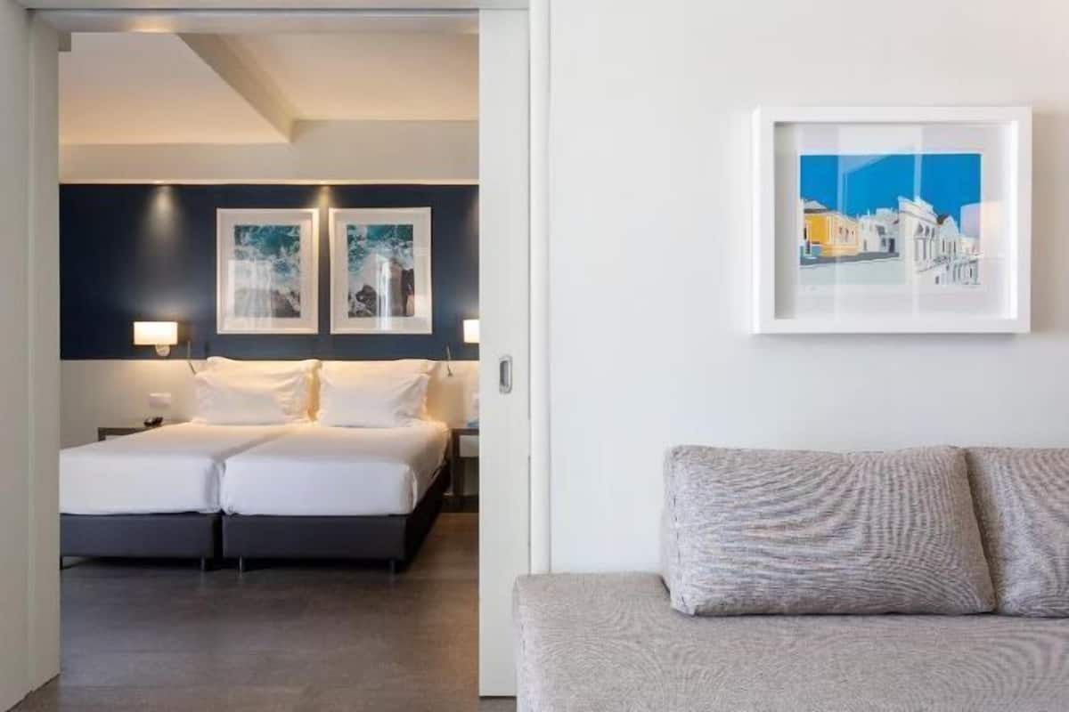 Minibar, coffres-forts dans les chambres, bureau, rideaux occultants