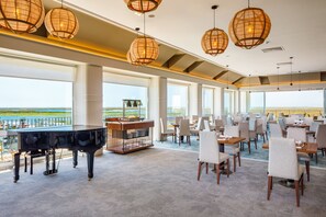 2 restaurants servant le petit déjeuner, le déjeuner et le dßner