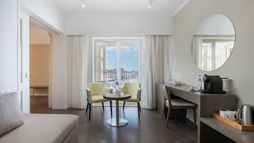 Minibar, coffres-forts dans les chambres, bureau, rideaux occultants