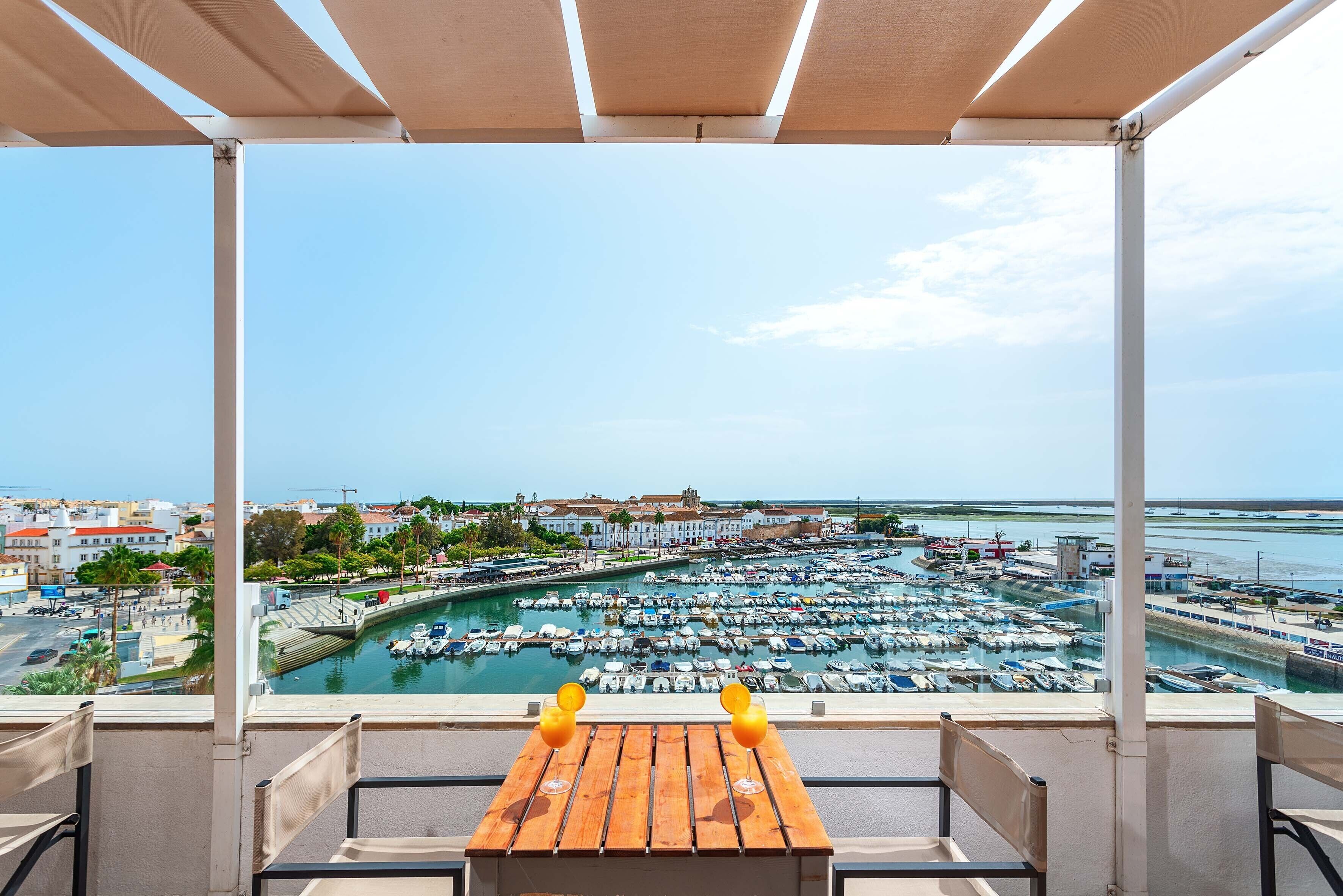 2 restauranter; serverer morgenmad