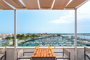 2 εστιατόρια που σερβίρουν πρωινό