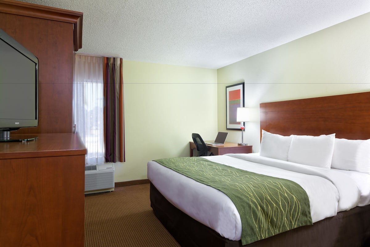 Room, 1 King Bed, Accessible, Non Smoking | Desk, blackout drapes, iron/ironing board, free cribs/infant beds