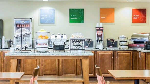 Ein Frühstücksbereich mit Tresen, Kaffeeautomaten und Sitzgelegenheiten.