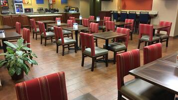 Café da manhã com buffet grátis todos os dias