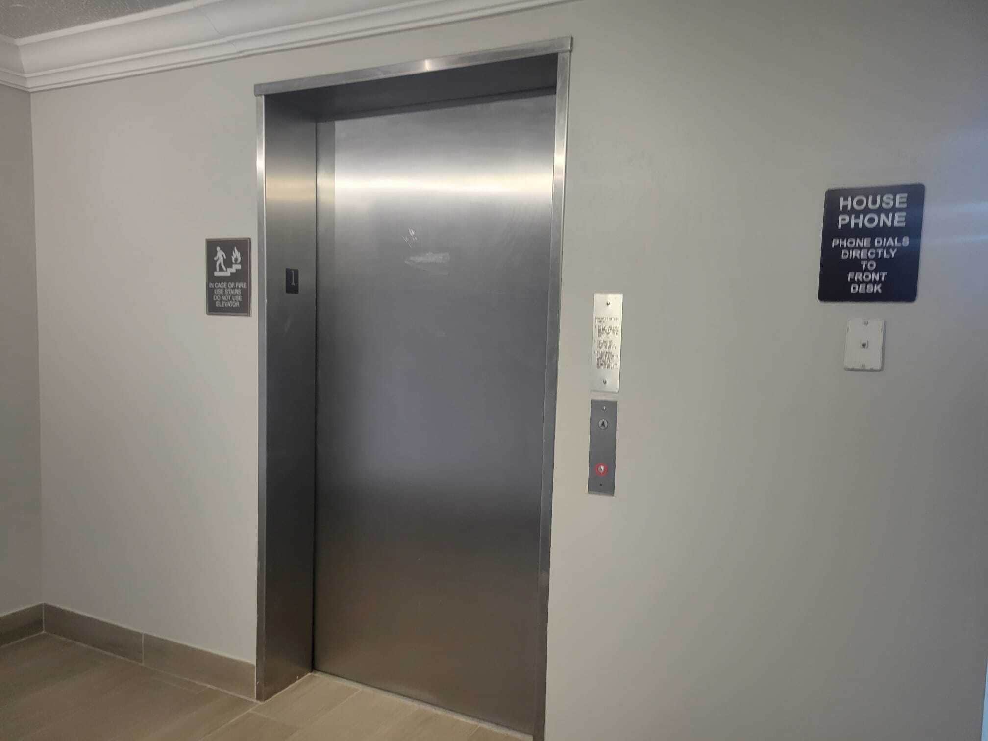 Een lift met een bordje dat aangeeft dat deze gebruikt kan worden bij brand.