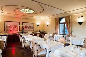 Päivittäinen buffetaamiainen (15 EUR per henkilö)