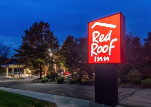 A Red Roof Inn sign with a clear view of the parking lot and surrounding trees. - Red Roof Inn Meriden (Meriden)