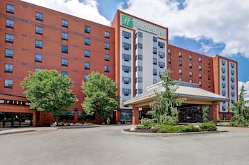 Holiday Inn & Suites Windsor Ambassador Bridge, an IHG Hotel