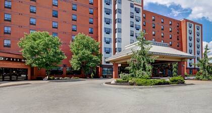 Holiday Inn & Suites Windsor Ambassador Bridge by IHG