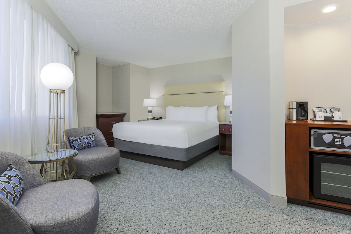 Sengetøy av topp kvalitet, senger med overmadrass og safe på rommet