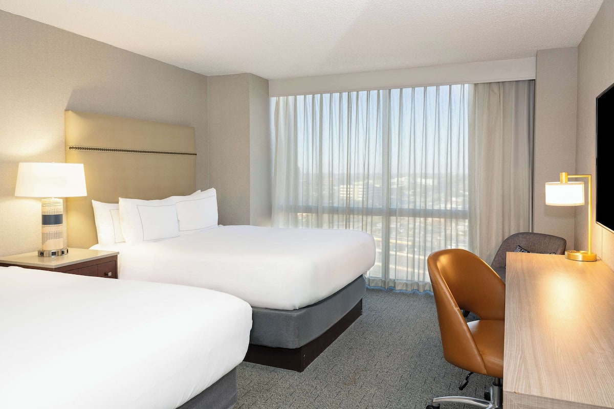 Rom, 2 queensize-senger | Sengetøy av topp kvalitet, senger med overmadrass og safe på rommet