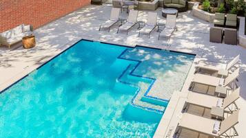 Kolam renang outdoor, dengan kursi berjemur