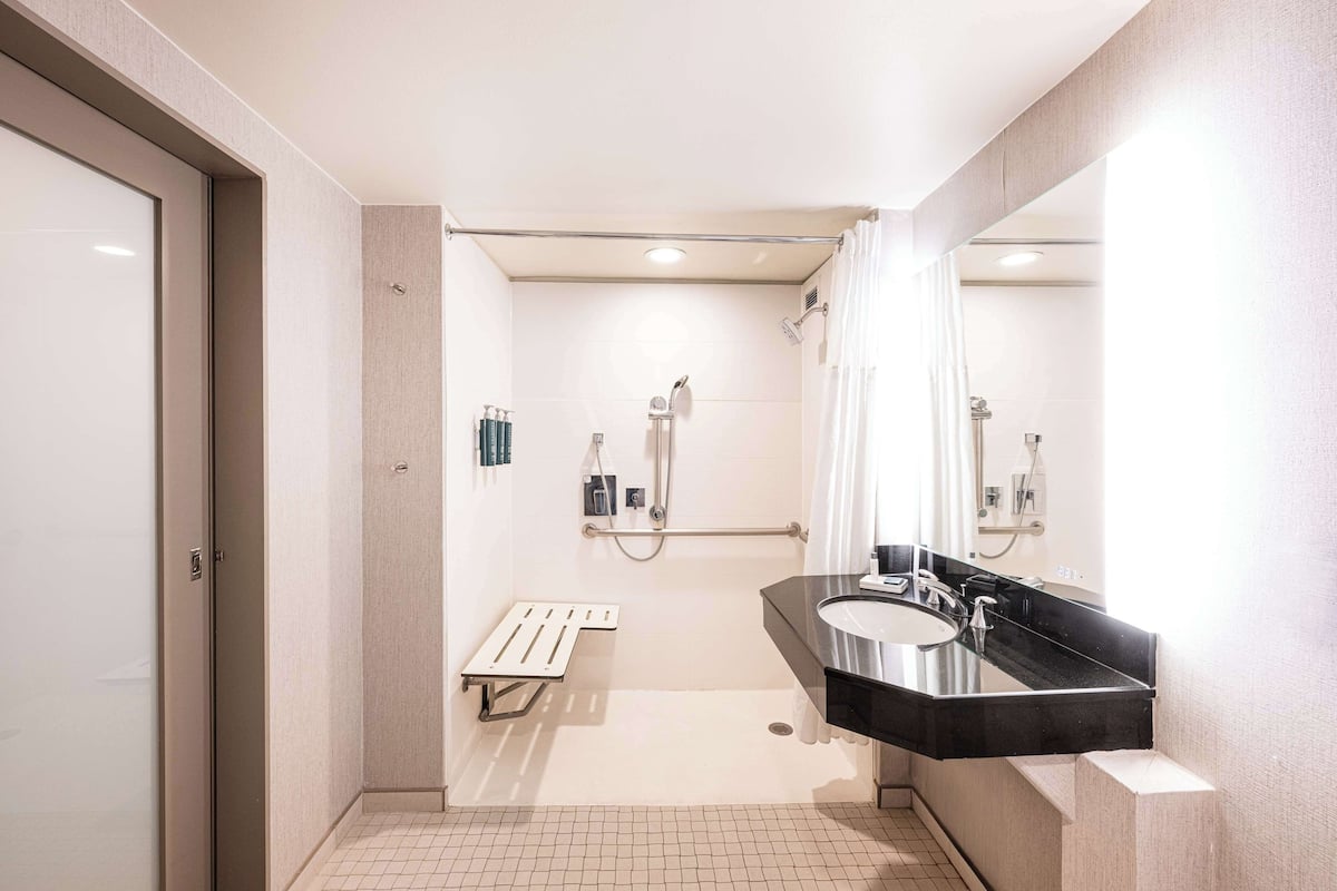Zimmer, 2 Queen-Betten, barrierefrei, Badewanne (Mobility/Hearing Accessible) | Dusche im Bad