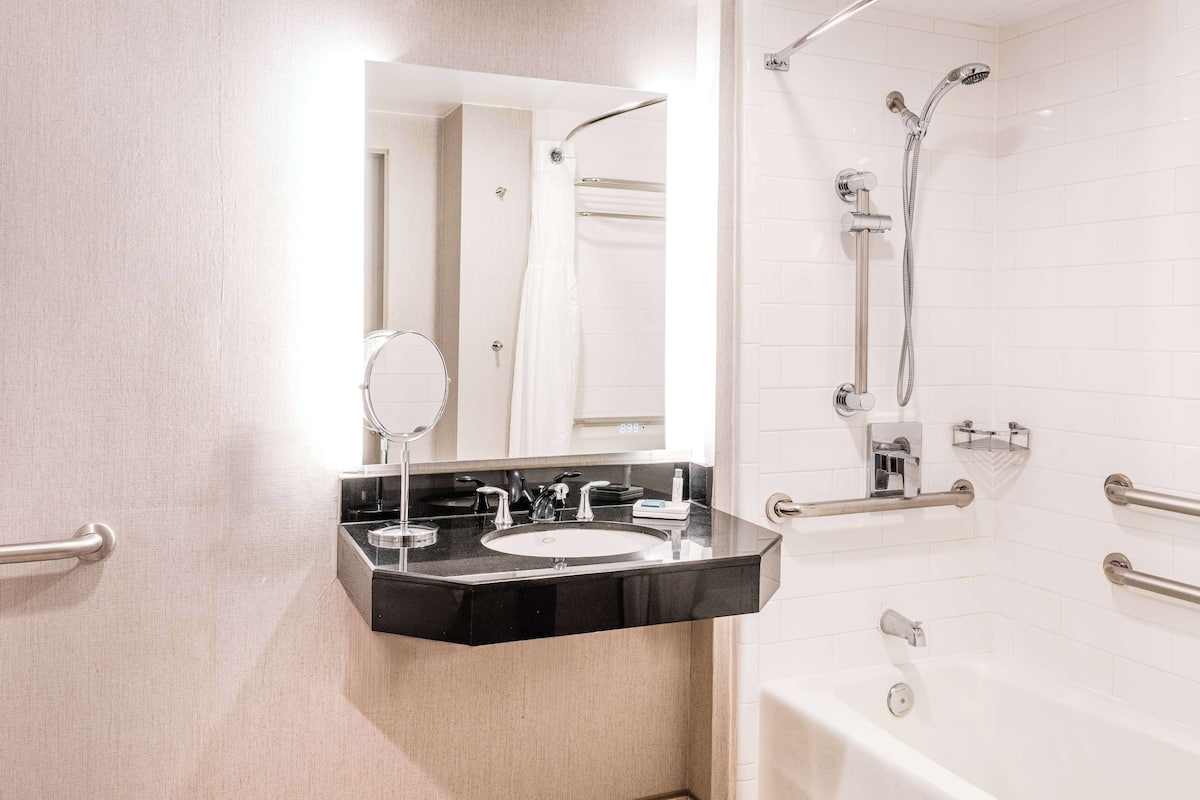 Rom, 1 kingsize-seng, tilgjengelighetstilpasset (Roll In Shower, Mobility/Hearing) | Bad | Designertoalettartikler, hårføner og håndklær