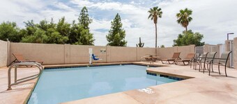 Days Inn by Wyndham Mesa East
