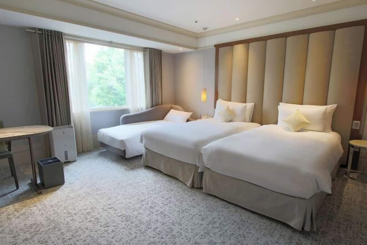 Premium bedding, minibar, in-room safe, desk
