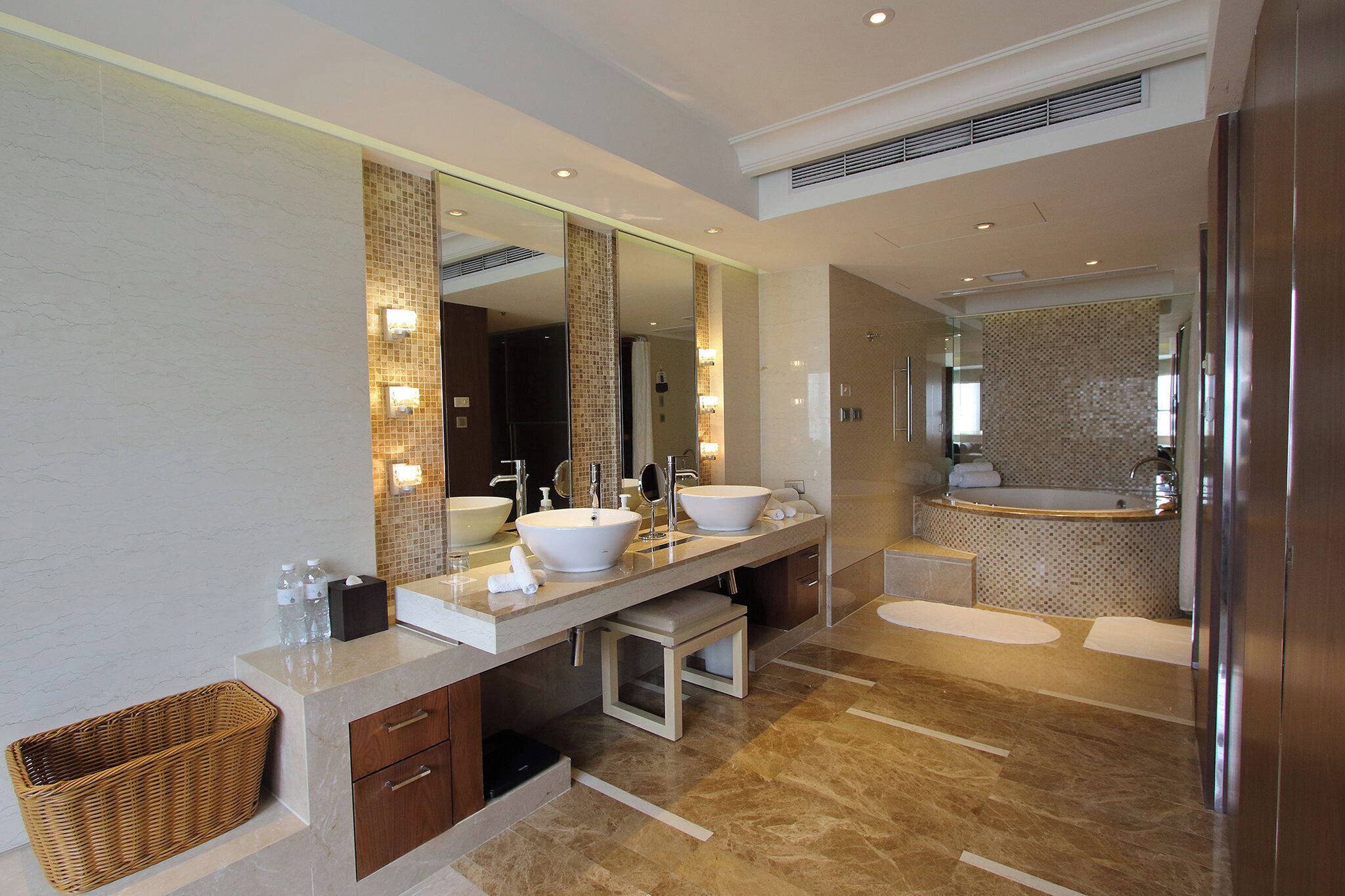 1 bedroom, premium bedding, minibar, in-room safe