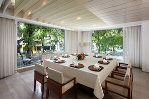 3 nhà hàng; phục vụ bữa trưa và bữa tối