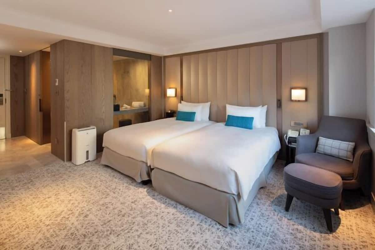 Premium bedding, minibar, in-room safe, desk