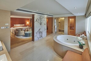 Bộ đồ giường cao cấp, minibar, két bảo mật tại phòng, bàn 