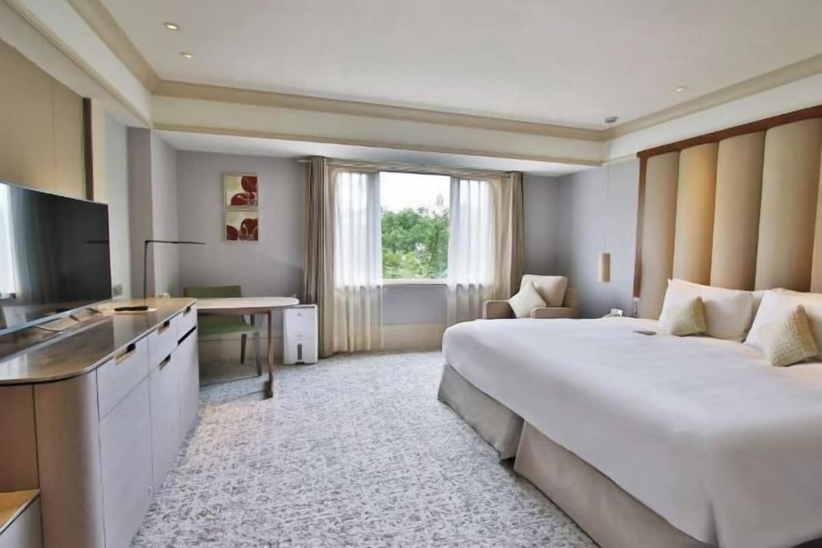 Premium bedding, minibar, in-room safe, desk