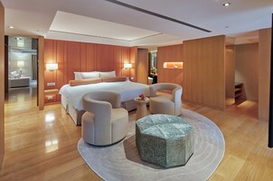 高档床上用品、迷你吧、客房内保险箱、办公桌