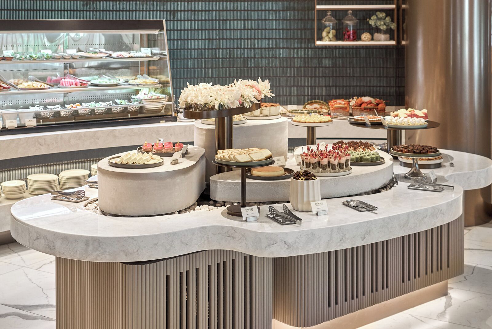 Un buffet proposant une variété de plats et agrémenté d’un centre de table décoratif.