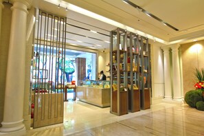 3 restaurantes, se sirven comidas, cenas y cocina japonesa
