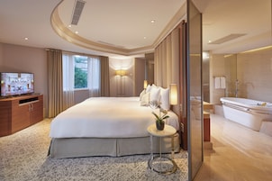 Corner Suite | 1 bedroom, premium bedding, minibar, in-room safe
