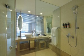 Hair dryer, slippers, bidet, towels - Hotel Royal - Nikko Taipei (Taipei)