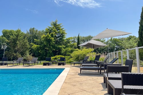 Una piscina al aire libre de temporada (de 08:00 a 20:30), tumbonas