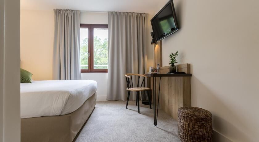Premium bedding, in-room safe, desk, iron/ironing board