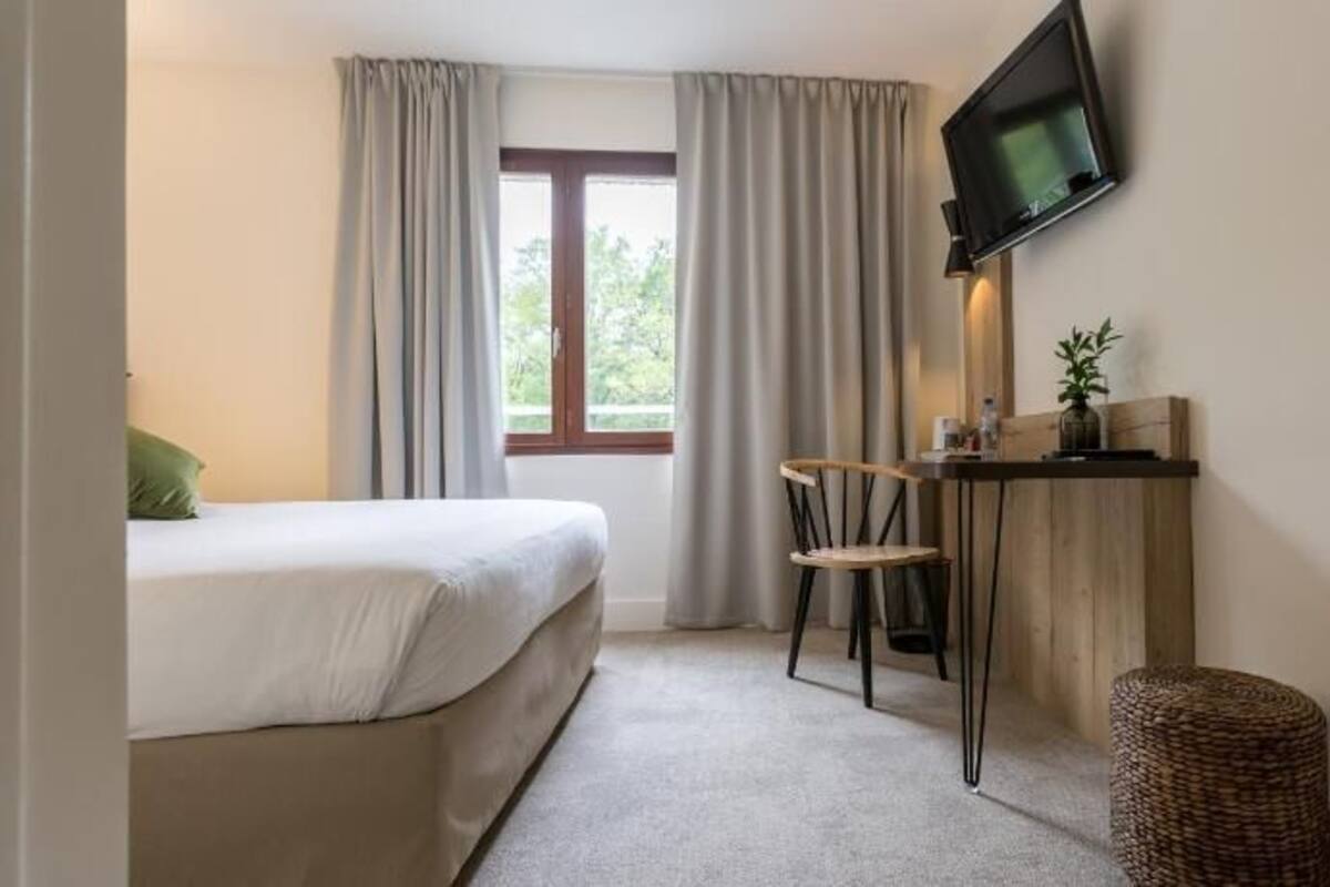 Premium bedding, in-room safe, desk, iron/ironing board