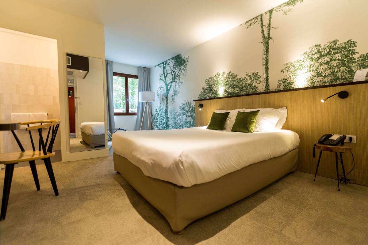 standard room, multiple beds, non smoking (2 adults + 1 child) | premium bedding, in-room safe, desk, iron/ironing board