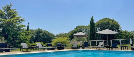 Una piscina al aire libre de temporada (de 08:00 a 20:30), tumbonas