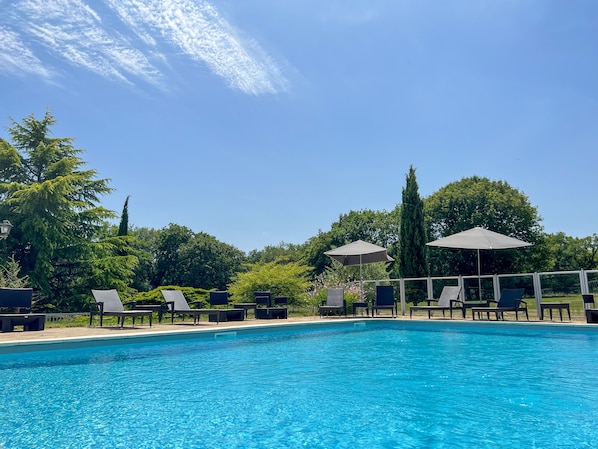 Una piscina al aire libre de temporada (de 08:00 a 20:30), tumbonas