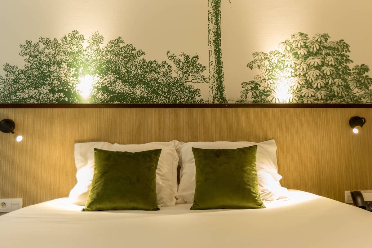 Sengetøy av topp kvalitet, safe på rommet og skrivebord